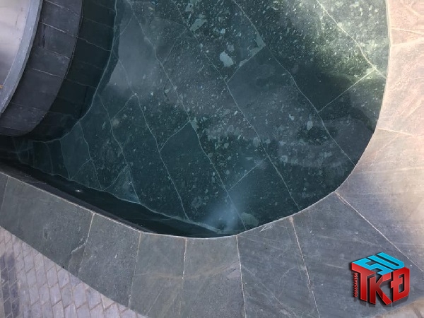 hình ảnh đẹp của bể bơi ốp lát đá tự nhiên xanh rêu
